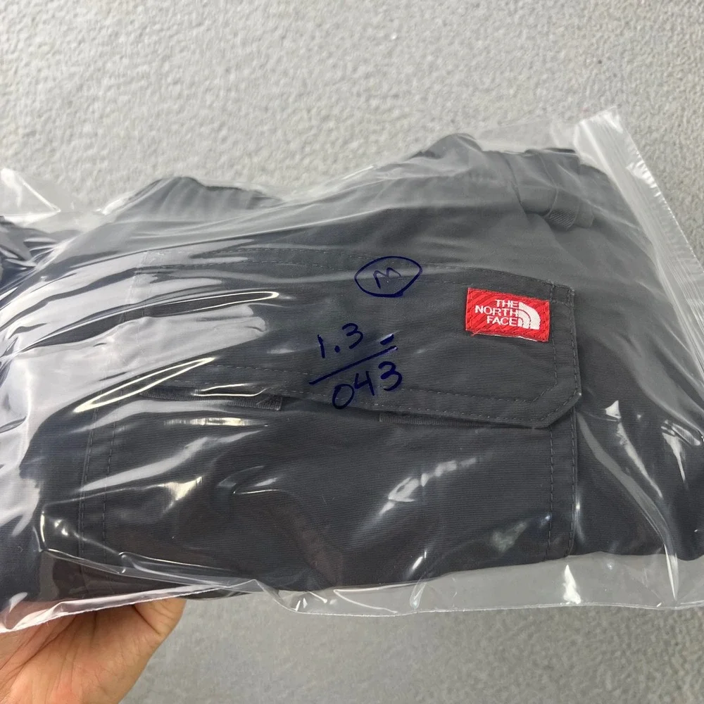 The North Face Mens Convertible Cargo Hiking Pants Dark Gray Size Medium Short